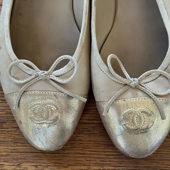 **AUTHENTIC** Chanel Ballet flats in gold - Picture 4 of 11